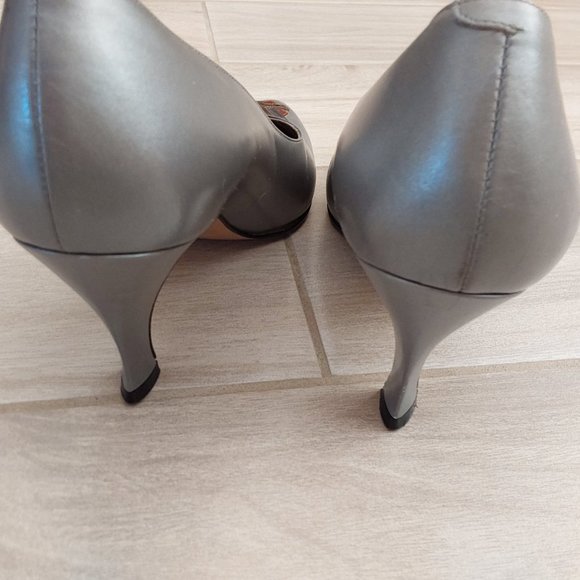 Amalfi Gray Metallic Leather Pointed Toe Slip On Mid Heel Pump.  Size 6B - Picture 6 of 7